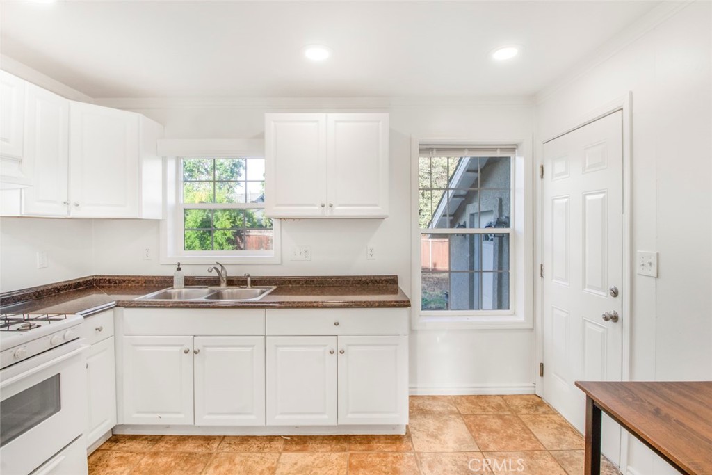 136 Village Rd, Modesto, CA 95354