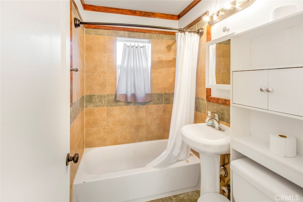 136 Village Rd, Modesto, CA 95354