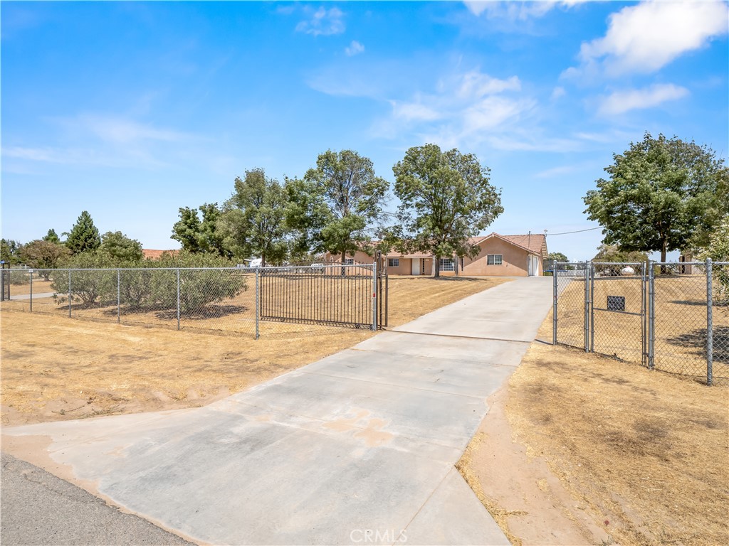 16099 Karen Rd, Madera, CA 93636