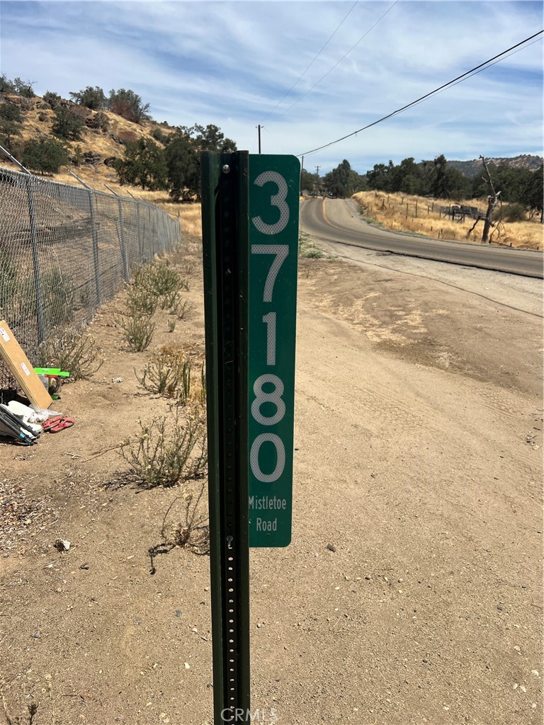 37180 Mistletoe Rd, Squaw Valley, CA 93675