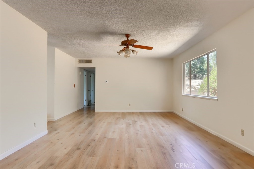 42912 E Country Club Dr, Oakhurst, CA 93644