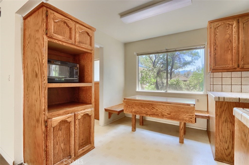 42912 E Country Club Dr, Oakhurst, CA 93644