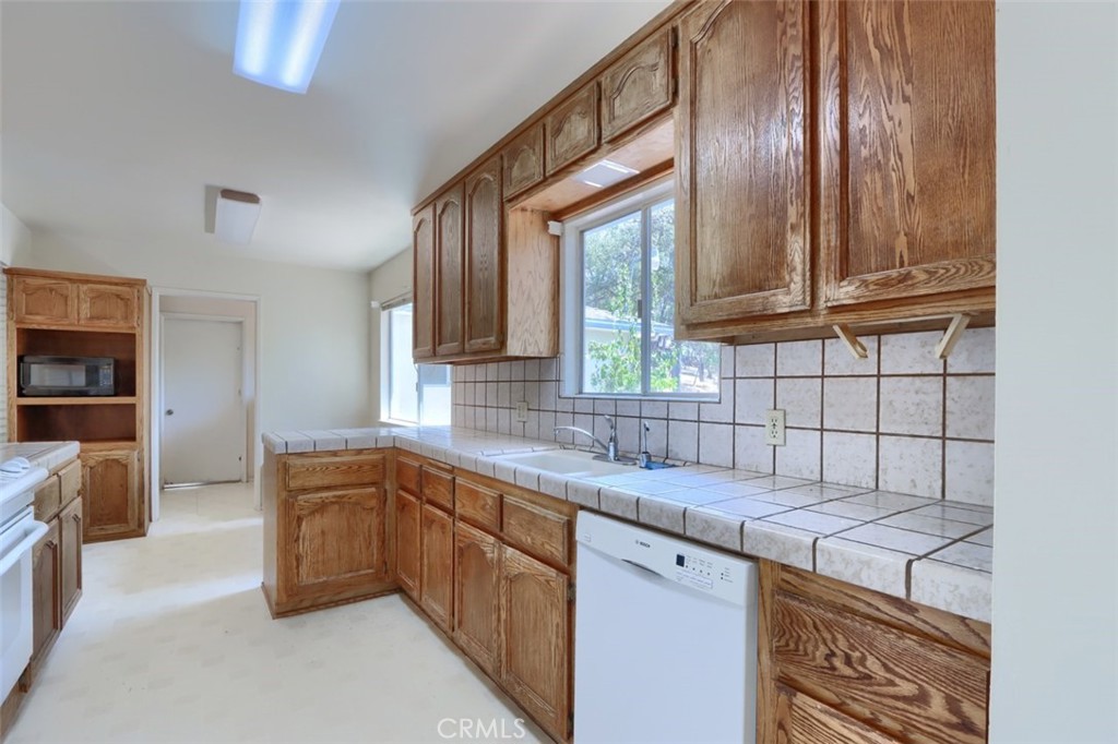 42912 E Country Club Dr, Oakhurst, CA 93644