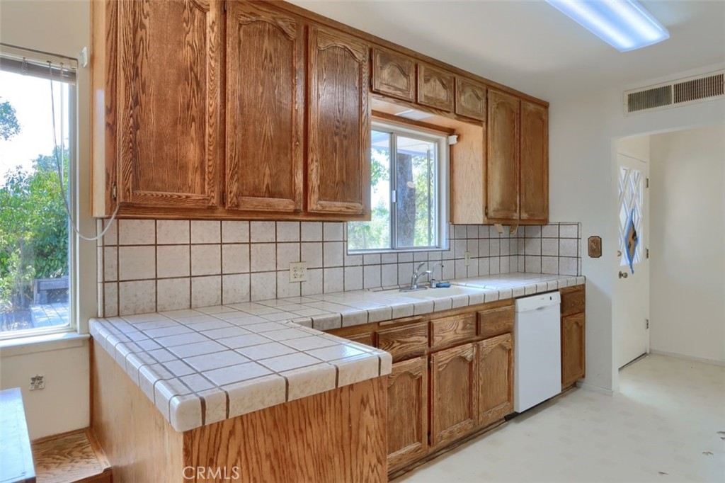 42912 E Country Club Dr, Oakhurst, CA 93644