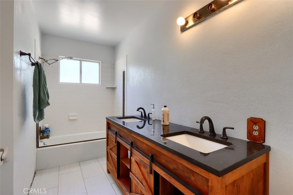 42912 E Country Club Dr, Oakhurst, CA 93644