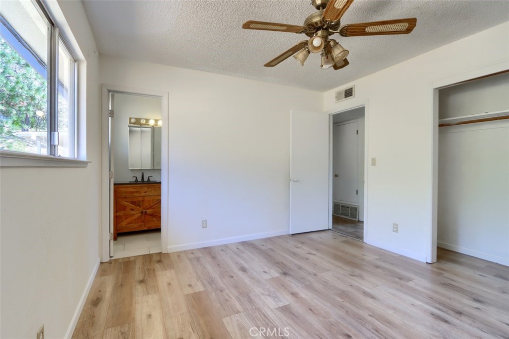 42912 E Country Club Dr, Oakhurst, CA 93644