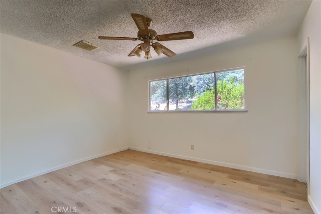 42912 E Country Club Dr, Oakhurst, CA 93644