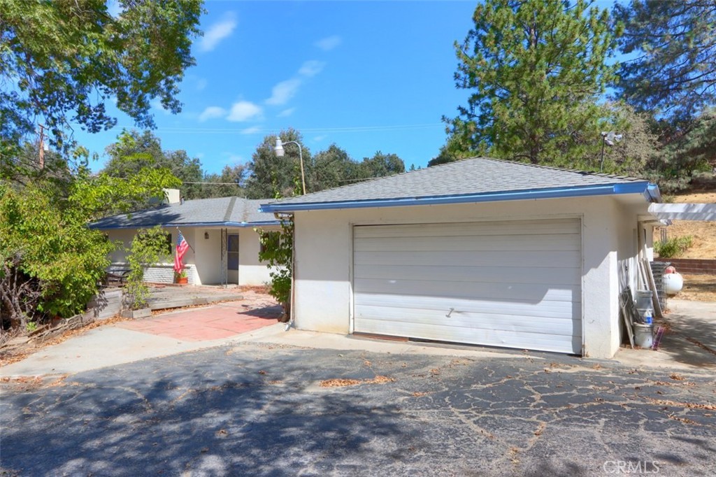 42912 E Country Club Dr, Oakhurst, CA 93644