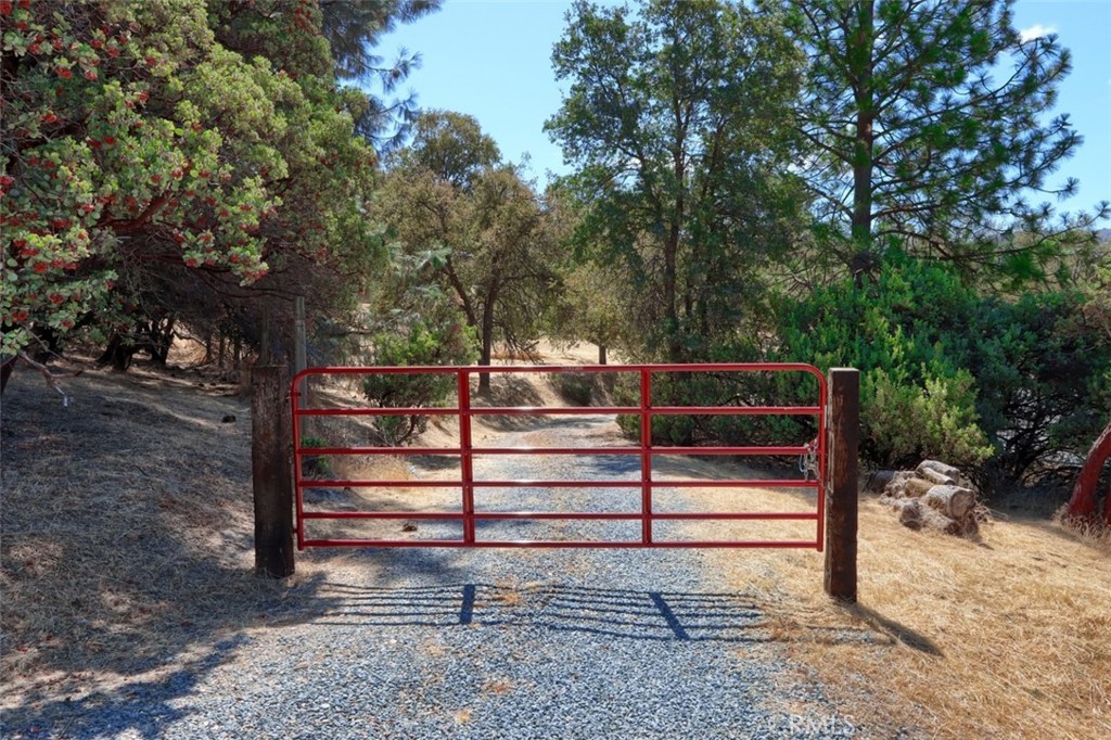 42912 E Country Club Dr, Oakhurst, CA 93644