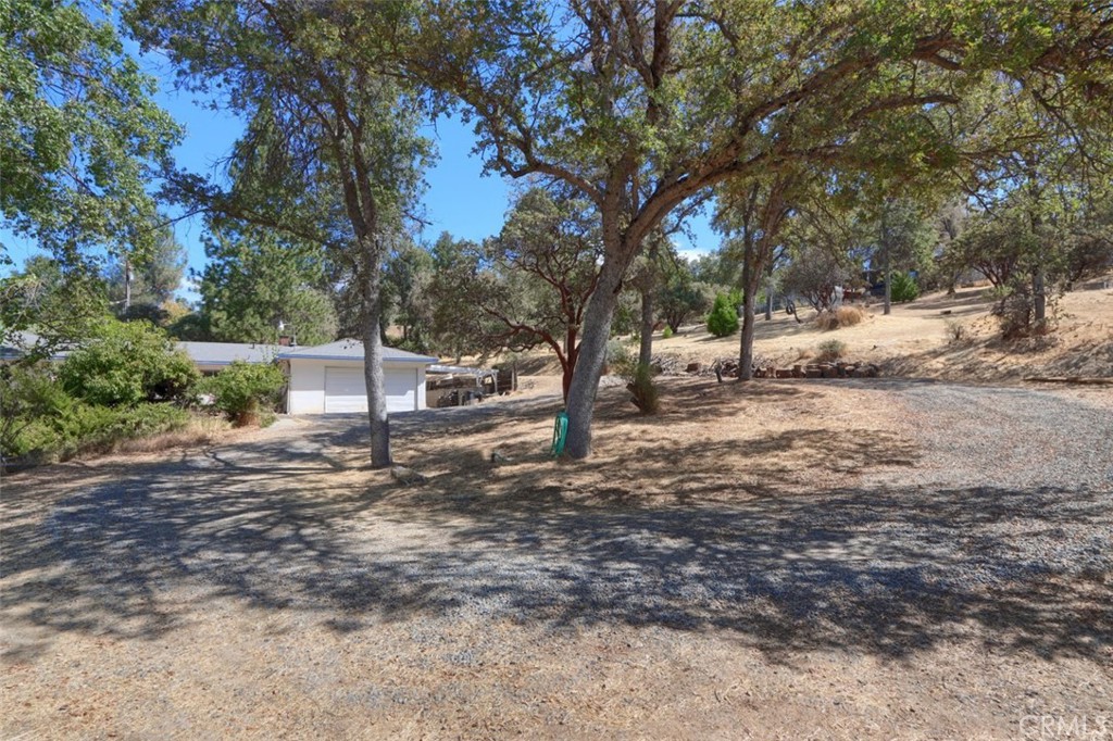 42912 E Country Club Dr, Oakhurst, CA 93644