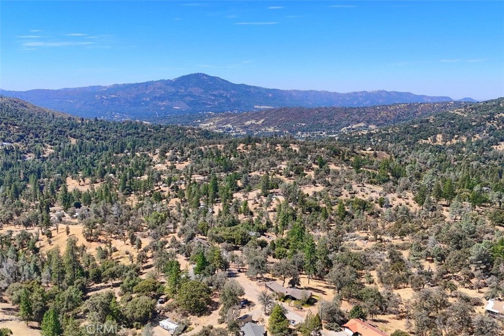 42912 E Country Club Dr, Oakhurst, CA 93644