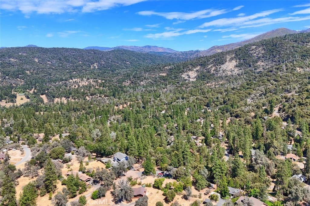 42912 E Country Club Dr, Oakhurst, CA 93644