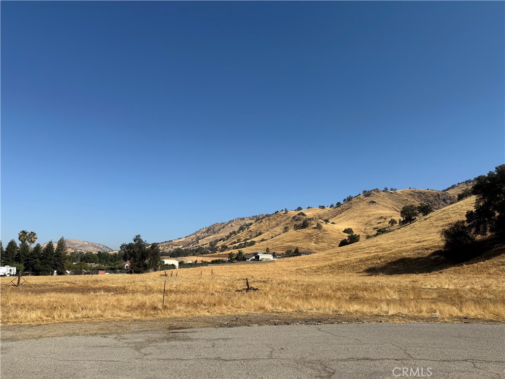 6050 Dogwood Lane, Sanger, CA 93657