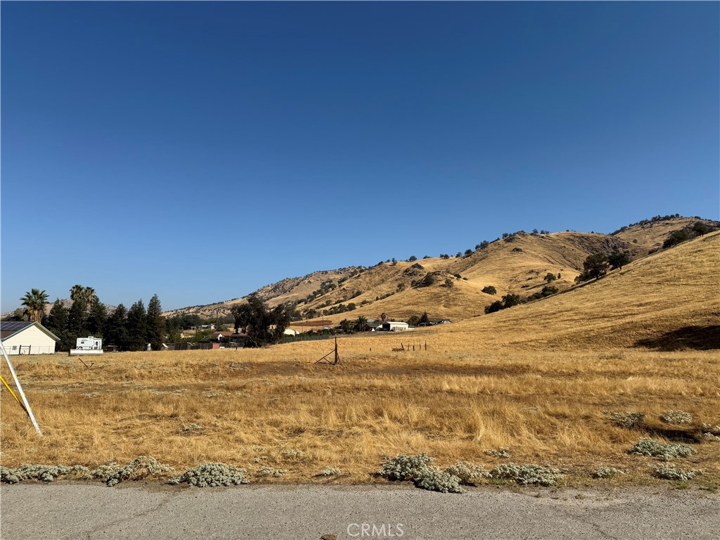 6050 Dogwood Lane, Sanger, CA 93657