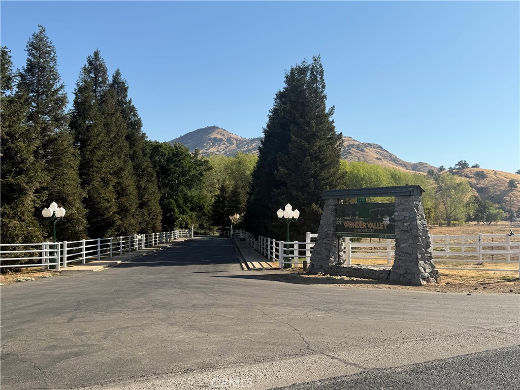 6050 Dogwood Lane, Sanger, CA 93657