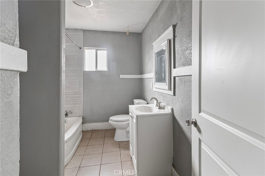 1211 E Clinton, Fresno, CA 93704