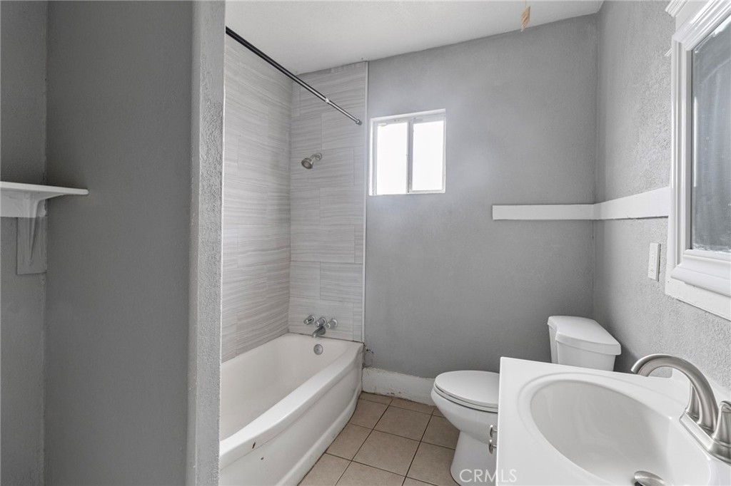 1211 E Clinton, Fresno, CA 93704