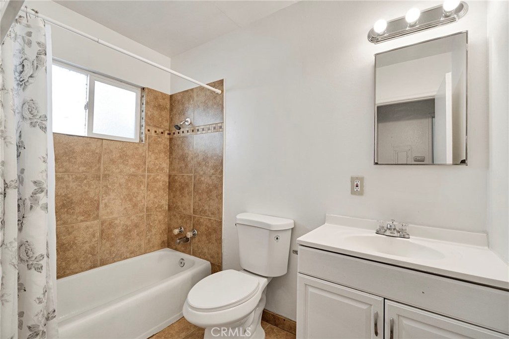 1409 E Cambridge, Fresno, CA 93704