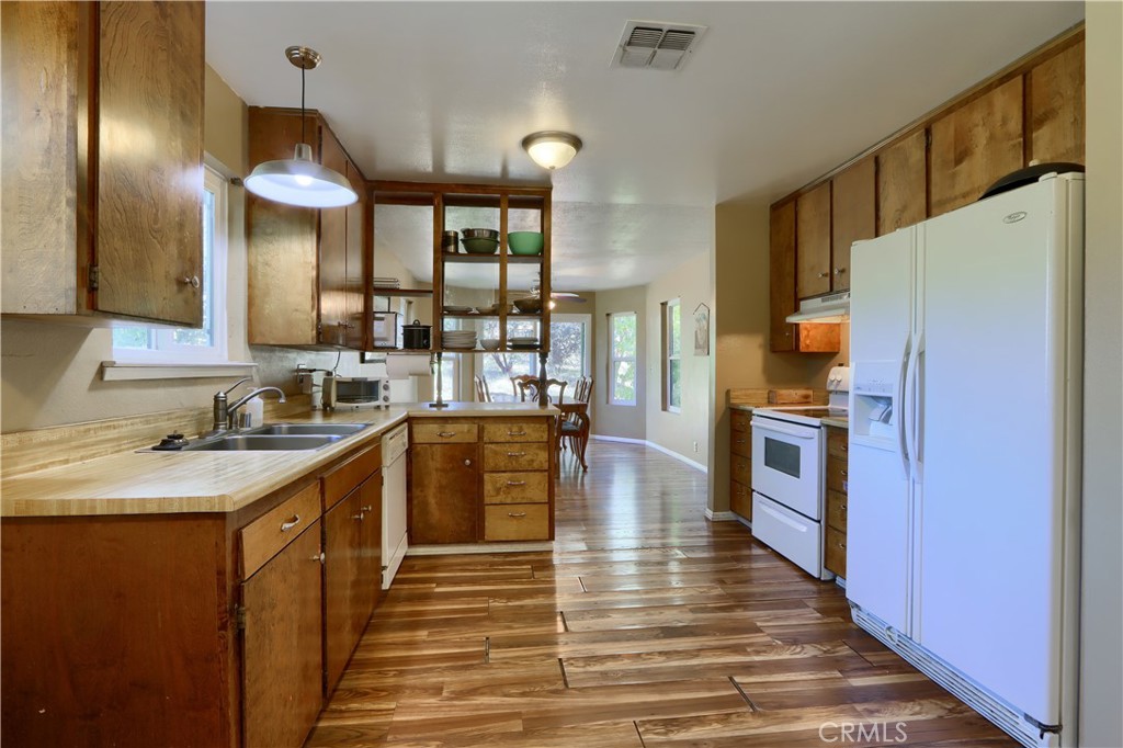 42896 E Country Club Dr, Oakhurst, CA 93644