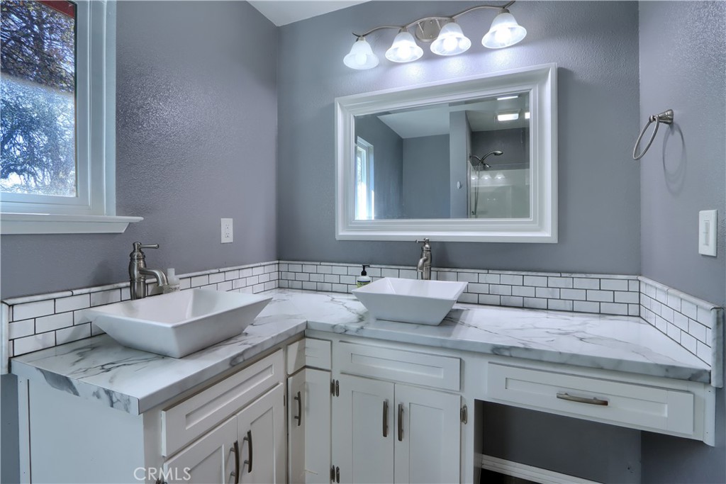 42896 E Country Club Dr, Oakhurst, CA 93644