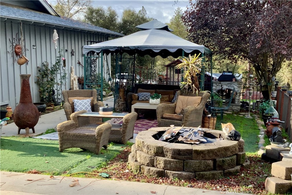 48833 Rock Point Rd, Oakhurst, CA 93644