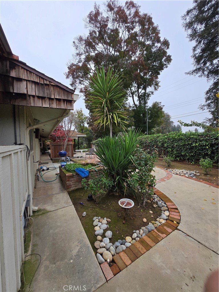 5867 E Club View, Fresno, CA 93727