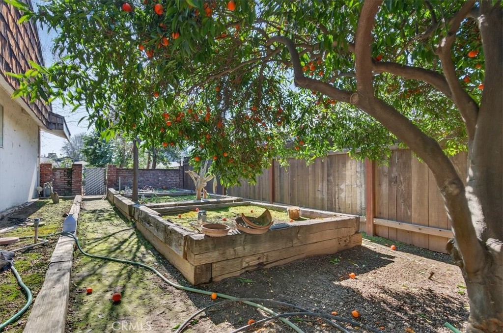 5867 E Club View, Fresno, CA 93727