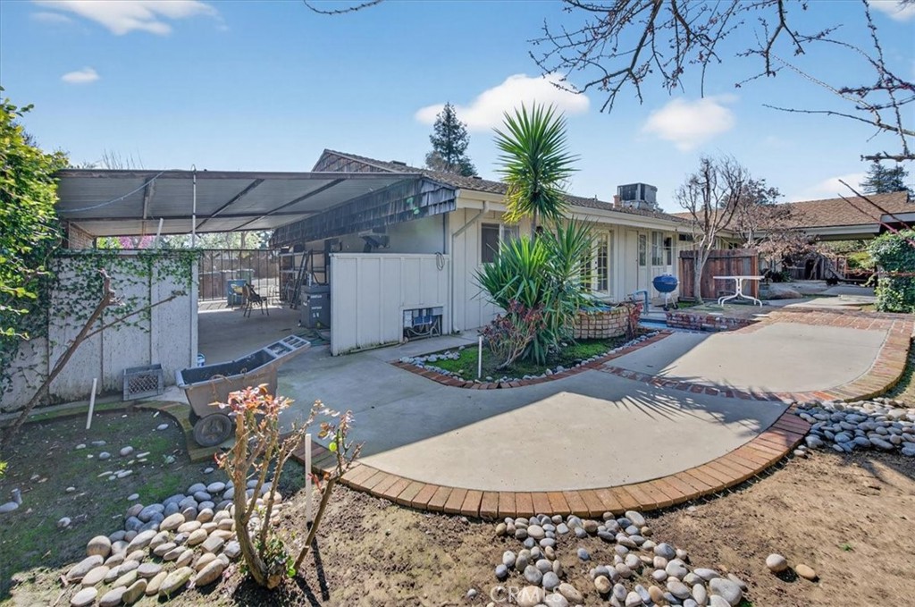 5867 E Club View, Fresno, CA 93727