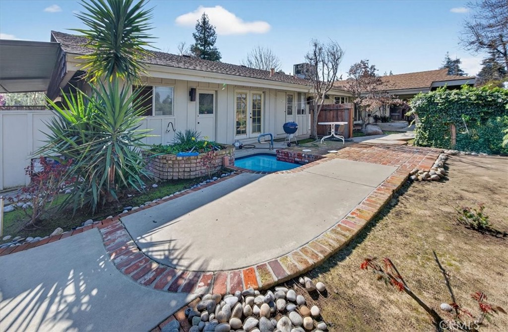 5867 E Club View, Fresno, CA 93727