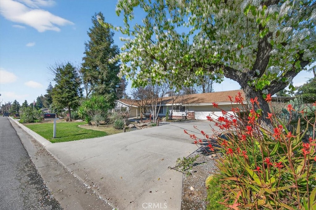 5867 E Club View, Fresno, CA 93727