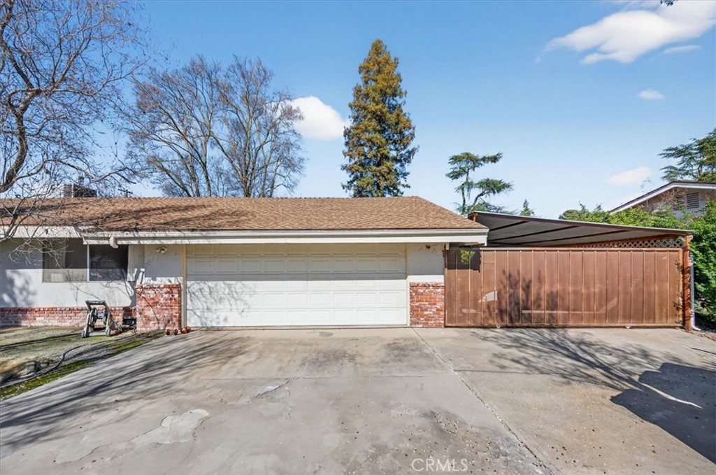 5867 E Club View, Fresno, CA 93727