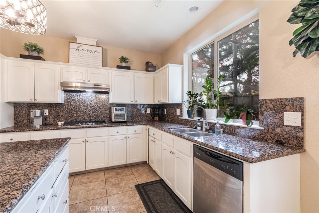 2170 W Beechwood Ave, Fresno, CA 93711