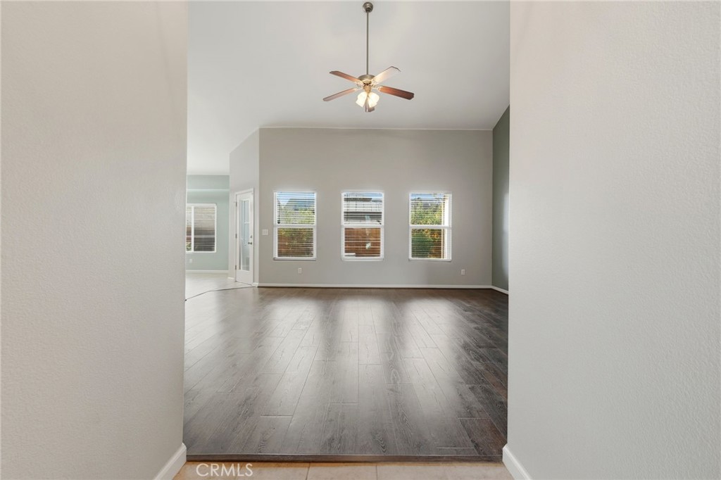 1206 N Kaplan Pl, Hanford, CA 93230