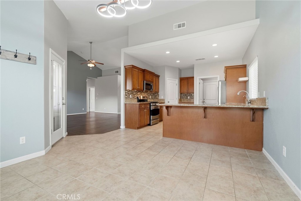 1206 N Kaplan Pl, Hanford, CA 93230