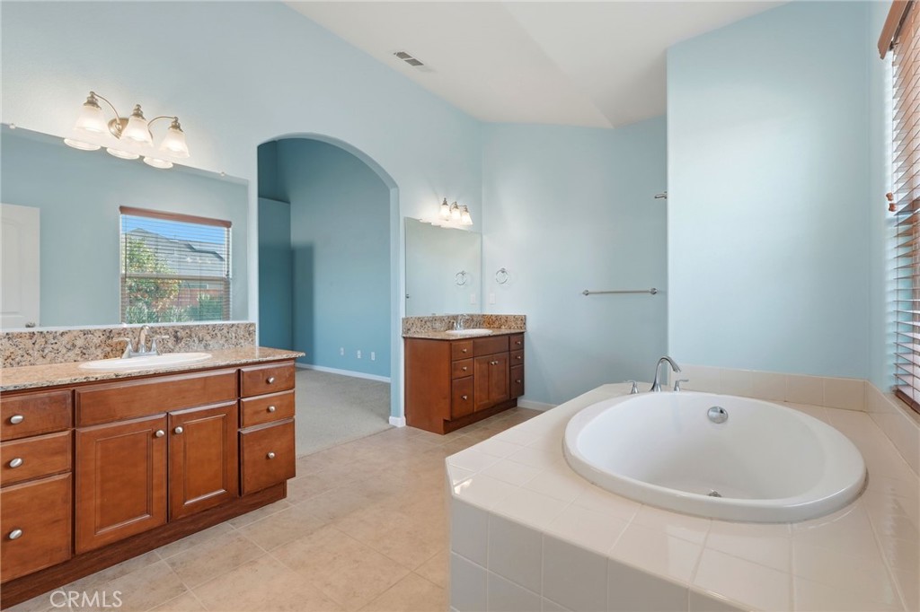 1206 N Kaplan Pl, Hanford, CA 93230