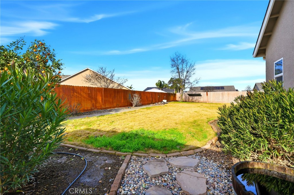 1206 N Kaplan Pl, Hanford, CA 93230