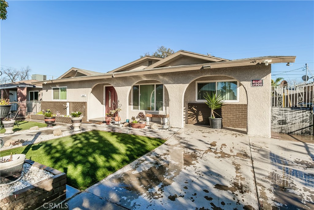 2467 S Holloway Ave, Fresno, CA 93725