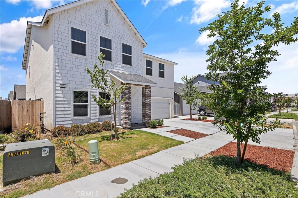 1754 N Aster Lake Rd, Hanford, CA 93230