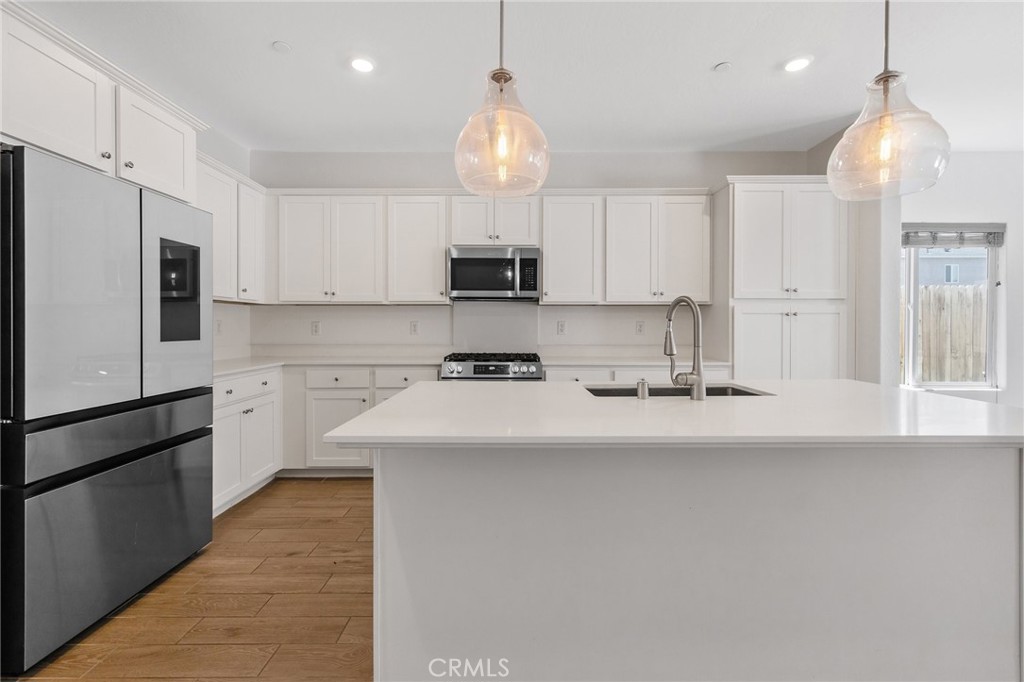 1754 N Aster Lake Rd, Hanford, CA 93230