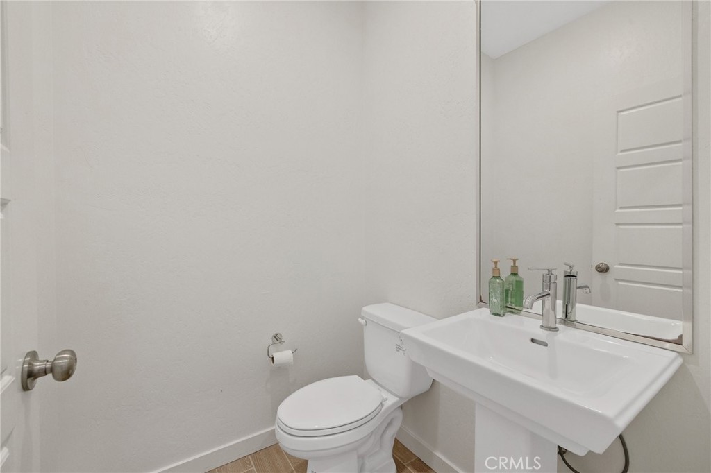 1754 N Aster Lake Rd, Hanford, CA 93230