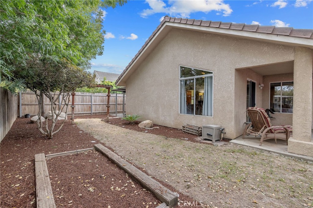 594 Diana Ct, Hanford, CA 93230