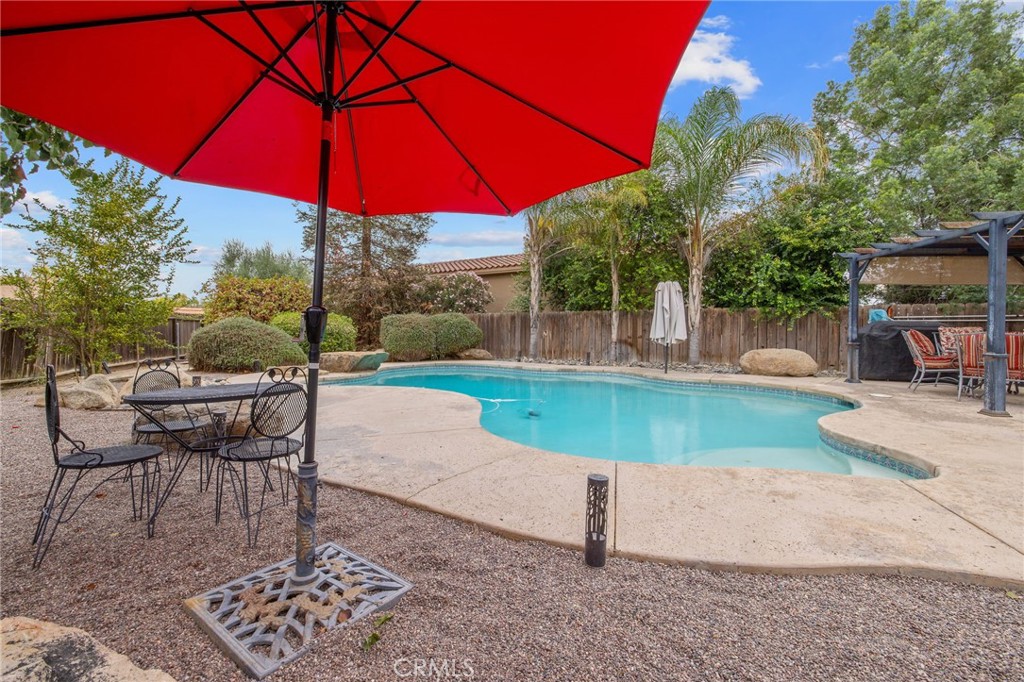 594 Diana Ct, Hanford, CA 93230