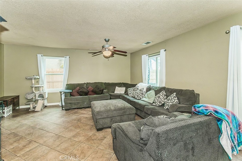 671 Cambria Ln, Lemoore, CA 93245