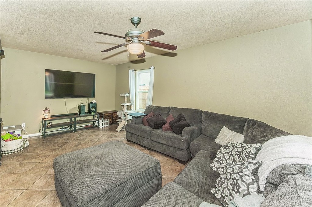 671 Cambria Ln, Lemoore, CA 93245