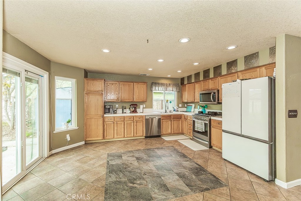 671 Cambria Ln, Lemoore, CA 93245