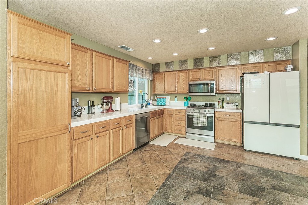 671 Cambria Ln, Lemoore, CA 93245