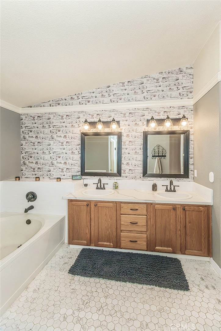 671 Cambria Ln, Lemoore, CA 93245
