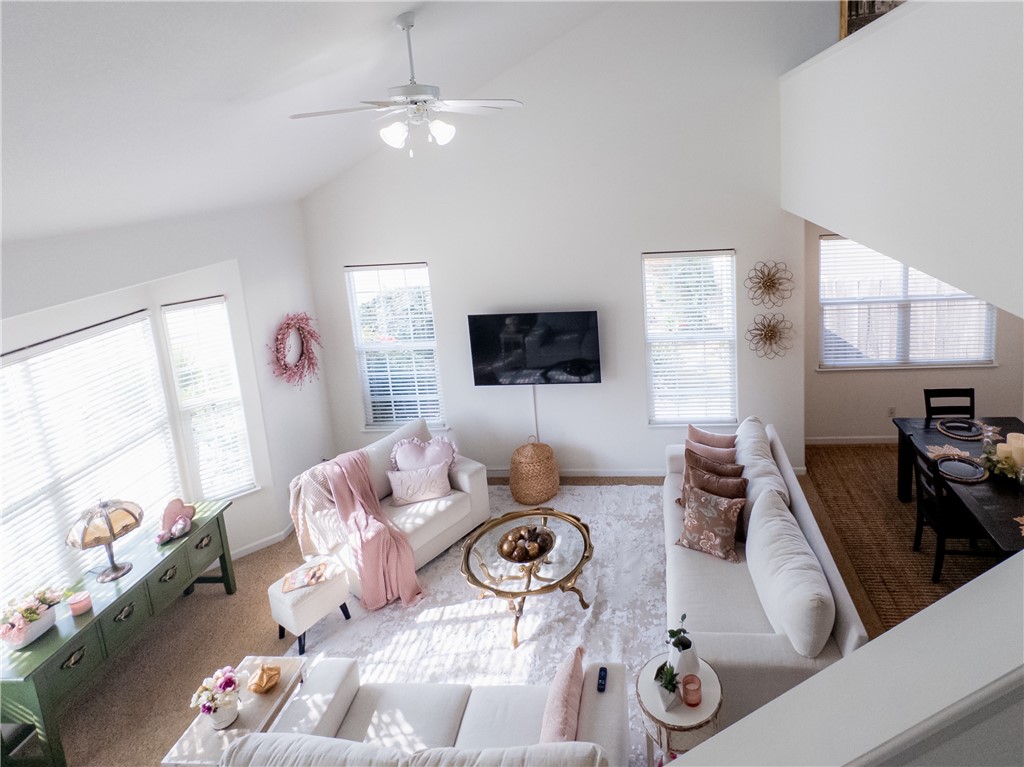 337 Village Dr, Dinuba, CA 93618