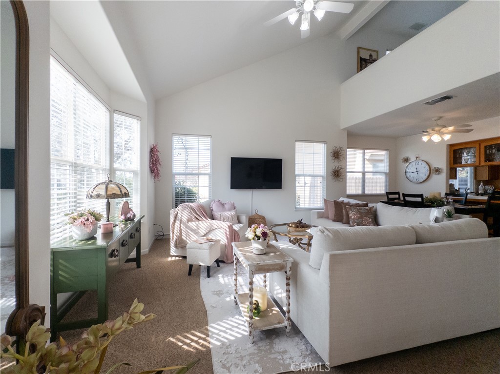 337 Village Dr, Dinuba, CA 93618