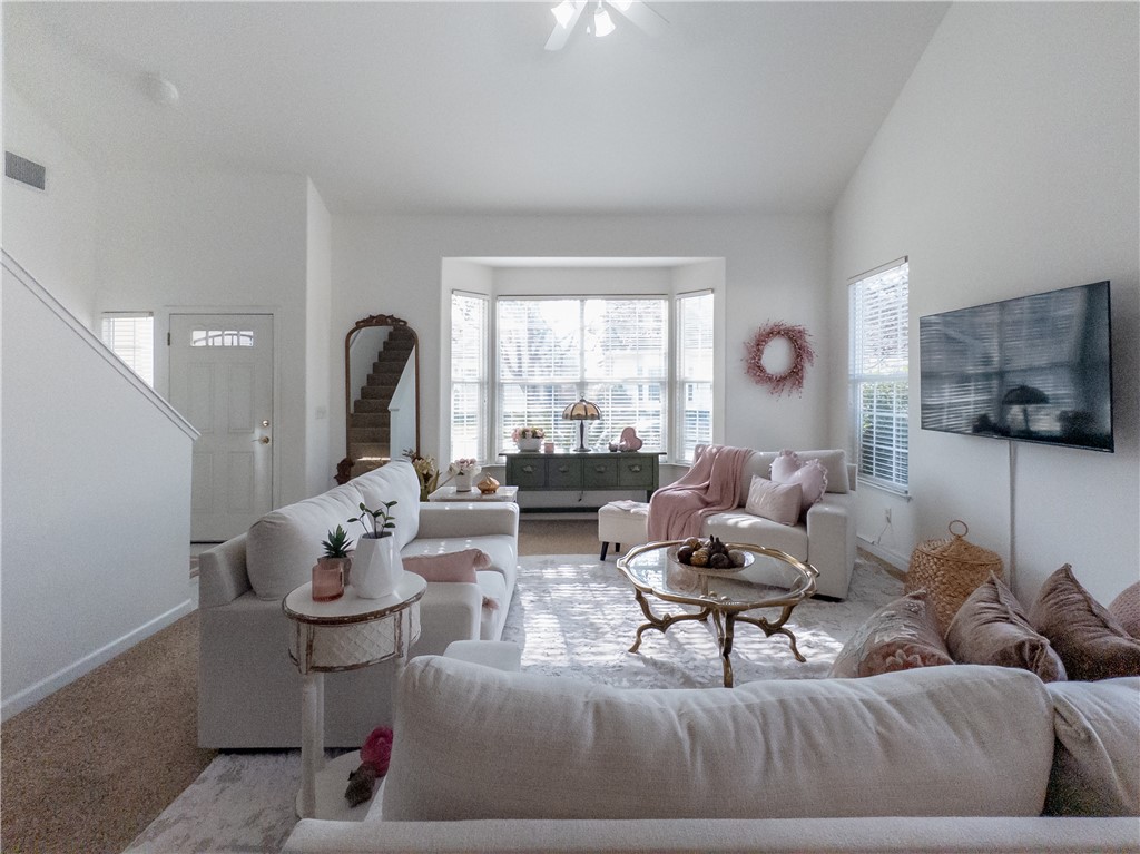 337 Village Dr, Dinuba, CA 93618